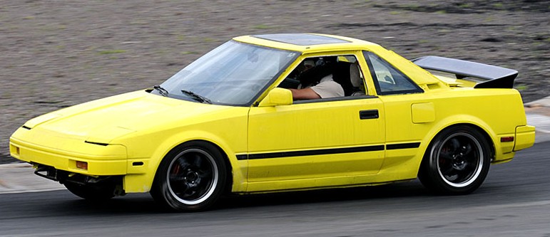 mr2 amarillo.jpg