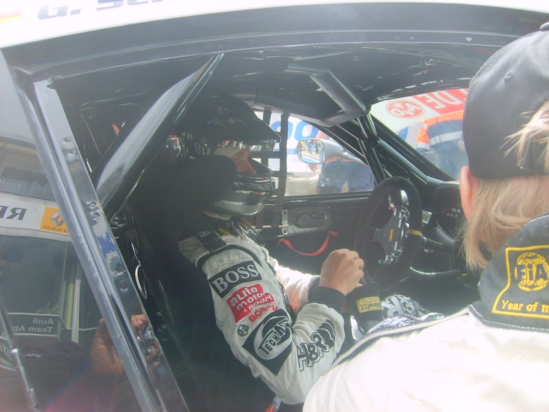 Uwe Alzen preparado para salir y lo observa Jurgen Alzen