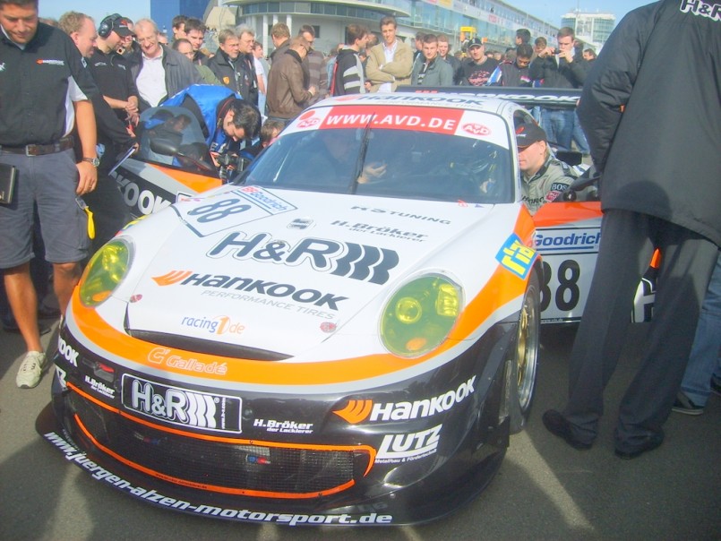 El poderoso Alzen Bi Turbo, con sus 200 sensores electronicos, Pole Position, listo a internarse en el Infierno verde.