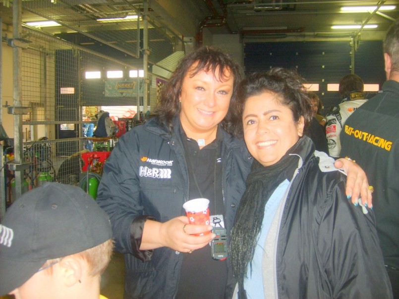 Sabine Alzen y Leovi Koning, la esposa de Jurgen y la esposa mia, celebrando entre amigos.
