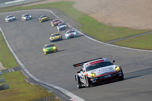 Primera vuelta, el Alzen Porsche comienza a despegarse del fuerte pelotos.