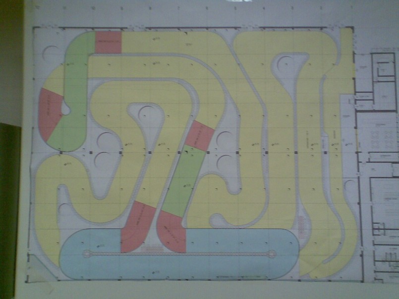 Este es el trazado. La pista es en contra de las manecillas del reloj, y empieza a la derecha. La seccion verde de arriba a la izquierda y la celeste son en un 2 piso.