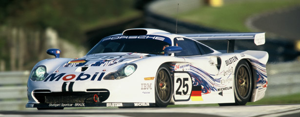 Este Porsche 911 GT1 EVO., fue conducido por Klaus Ludwig, Uwe Alzen, Ralph Kelleners, Yanick Dalmas.