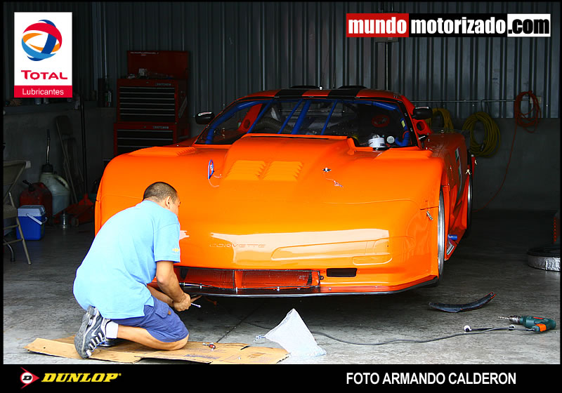 Trabajos en el auto de los Micangelli