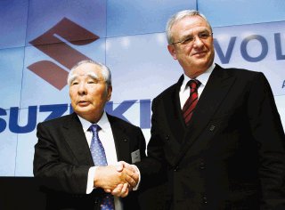 El CEO de Suzuki, Osamu Suzuki, y el CEO de Volkswagen AG, Martin Winterkorn, dieron una conferencia de prensa conjunta, hoy, en Tokio.