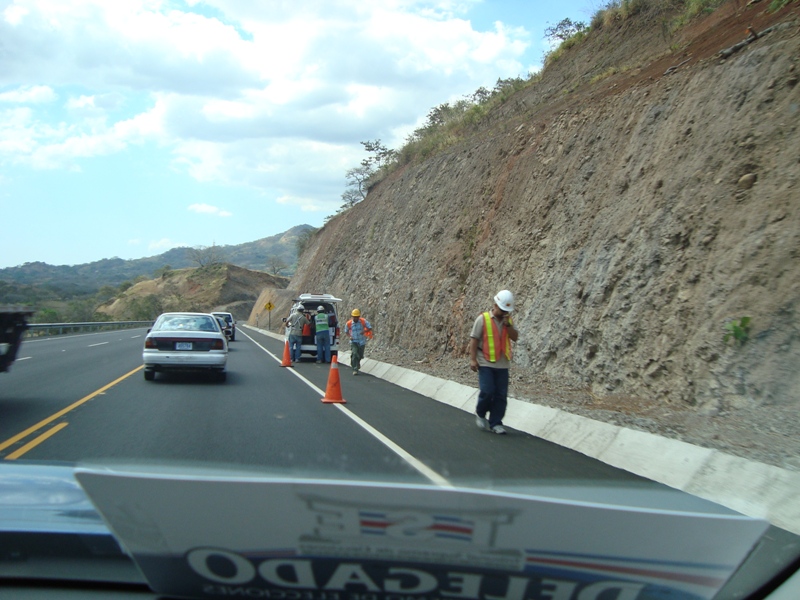 TRABAJOS EN LA VÍA... ES EVIDENTE QUE NO ESTÁ TERMINADA, PERO COBRAN