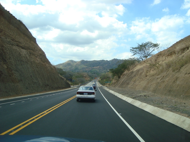 ESE TALUD PIDE AGUA PARA DERRUMBARSE