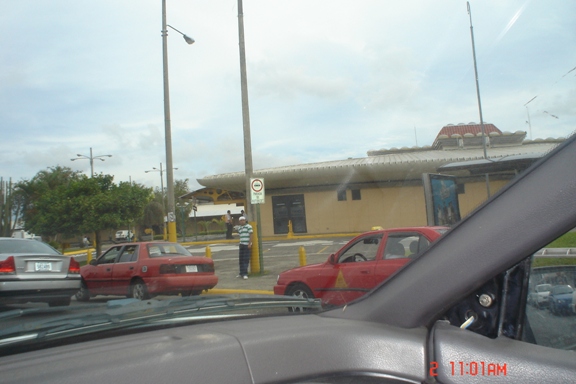 es una parada de buses, de taxis o de porteadores?, mientras tanto el bus baja a los pasajeros en la mitad de la calle....