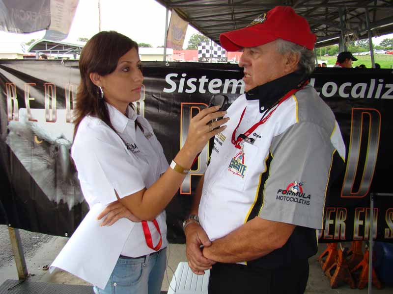 Jennifer trabajando para ZOOM