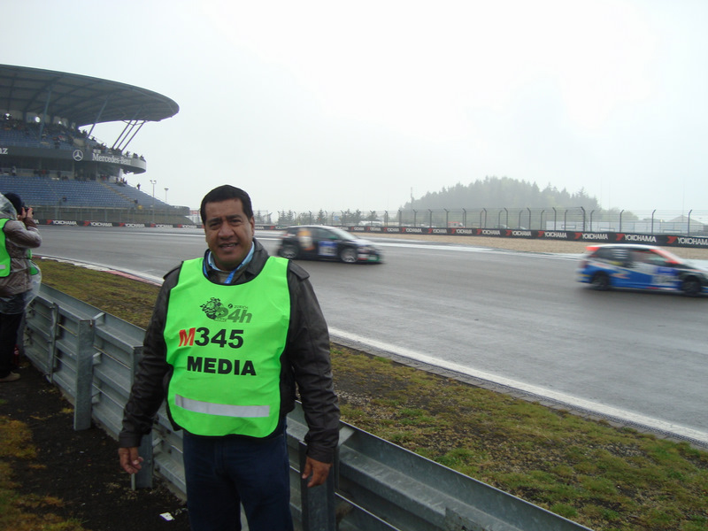 Posando para la revista Racing Cars...