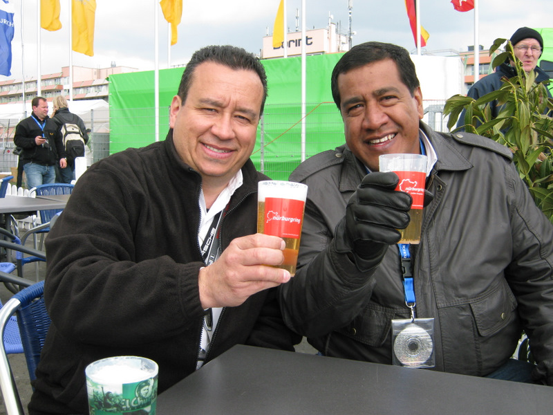 el mejor momento de celebracion. Gracias por la amistad de ustedes 2 vale mucho.