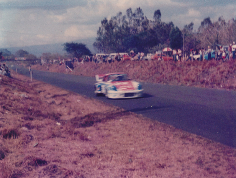 Porshe de Kikos en la recta de puente  en la misma carrera