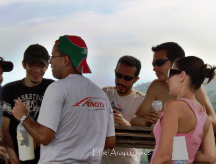 No suelta la botella.jpg