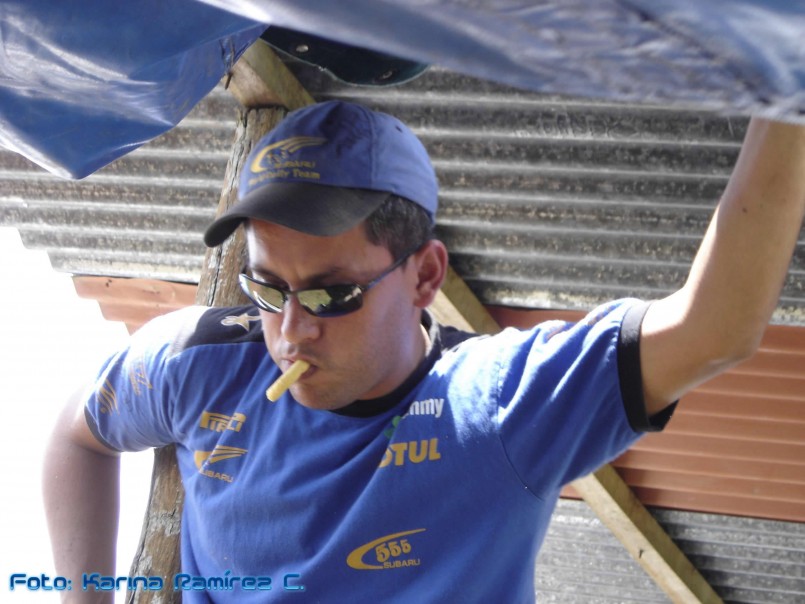 Un caballero q se despertó para ayudar a levantar el Super Toldo ... ah pero OJO q no soltó la rosquilla mientras trabajaba ... :P