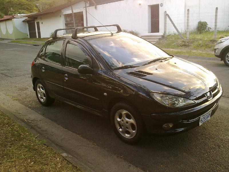 Fotografia externa del vehiculo mostrando el estado de la carroceria y pintura.