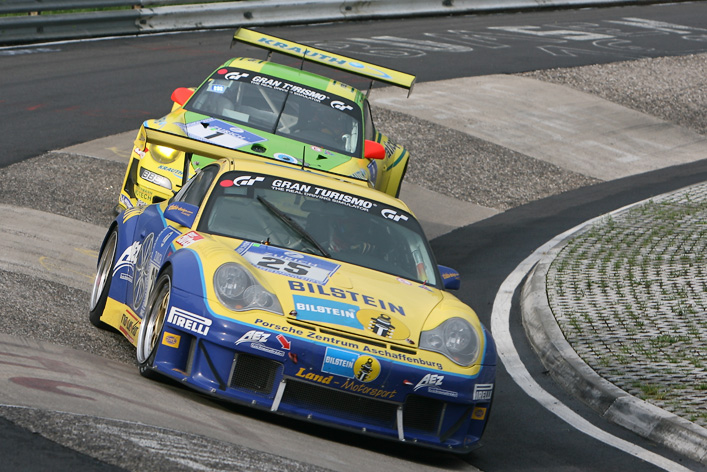Land Motorsport seguido del Manthey Porsche en el carrousel.
