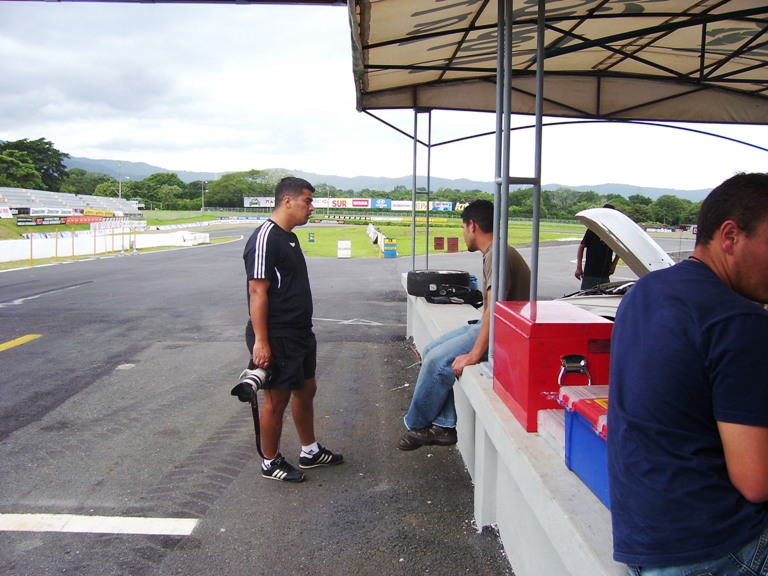 Manuel: Mae ya no me molestes mas en el foro o no soy mas tu amigo..<br />JR: Mae no seas asi..perdoname