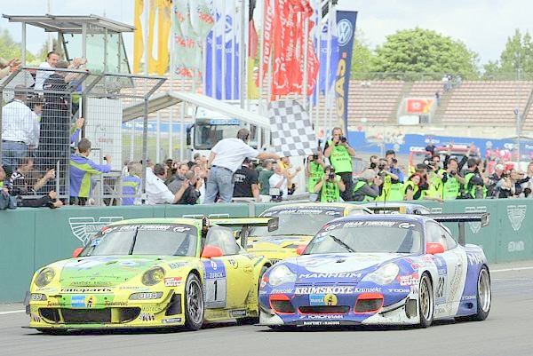 2 Porsches de Manthey cruzando la meta 24 Horas 2008,