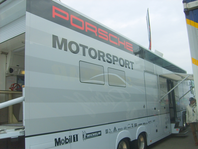 El Trailer de la fabrica en Weissach, lo acompaña siempre al igual que ingenieros de la Porsche.