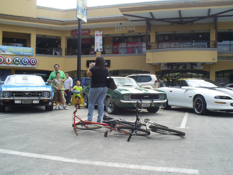 Ahí estan de nuevo nuestros vehiculos junto a una gente q estaba ahí