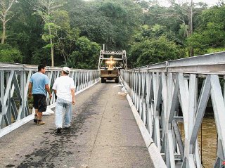 El puente abrió el paso a peatones hoy y el viernes se espera que ya puedan cruzar vehículos.