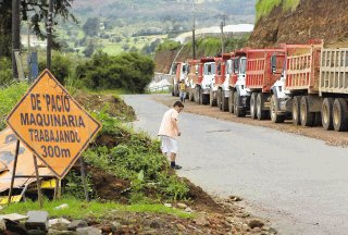 Maquinaria de la Constructora Navarro está frenada en el tramo Los Cartagos - Varablanca debido a que no hay fondos. Albert Marín