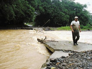 Marvin Carvajal<br /><br />El río Niñey pasaba hoy encima del puente que lluvias anteriores destruyeron en la vía que comunica a San Rafael y La Plástica, en Valle La Estrella