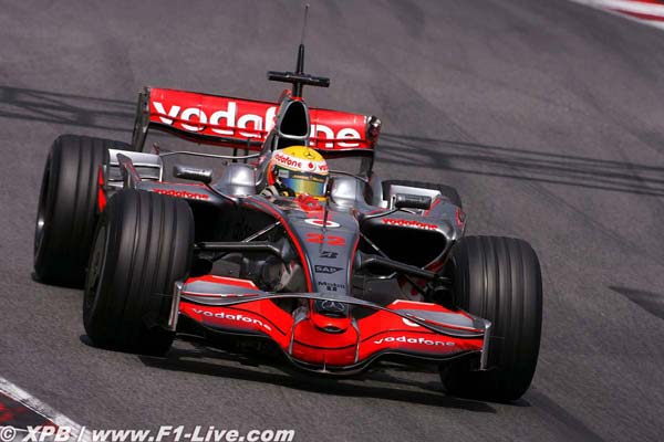 Hamikton con llantas de taco y configuración aerodinámica 2008