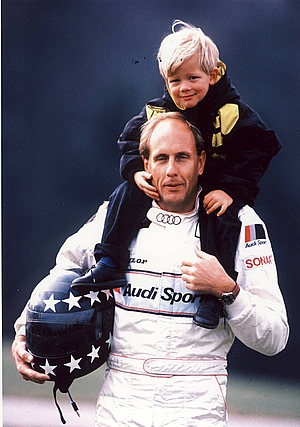 Hans con su hijo Johannes, quien se ha convertido en seguidor de los pasos del padre, piloteara este añ un Porsche en Nurburgring.