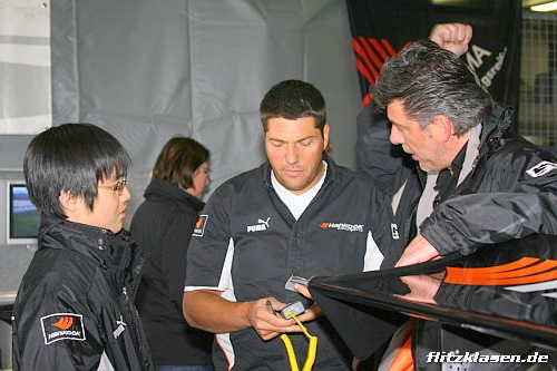 El Equipo de Hankook que le da apoyo a Alzen, trabajando en configuracion de llanta.