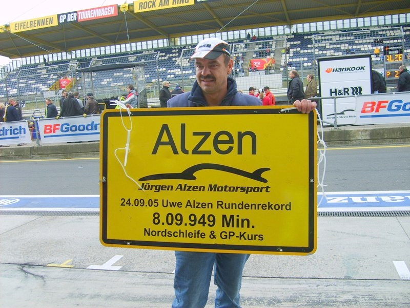 El Tablero conmemorativo del Record del Infierno Verde.<br />Todavia en maso del Alzen Team.