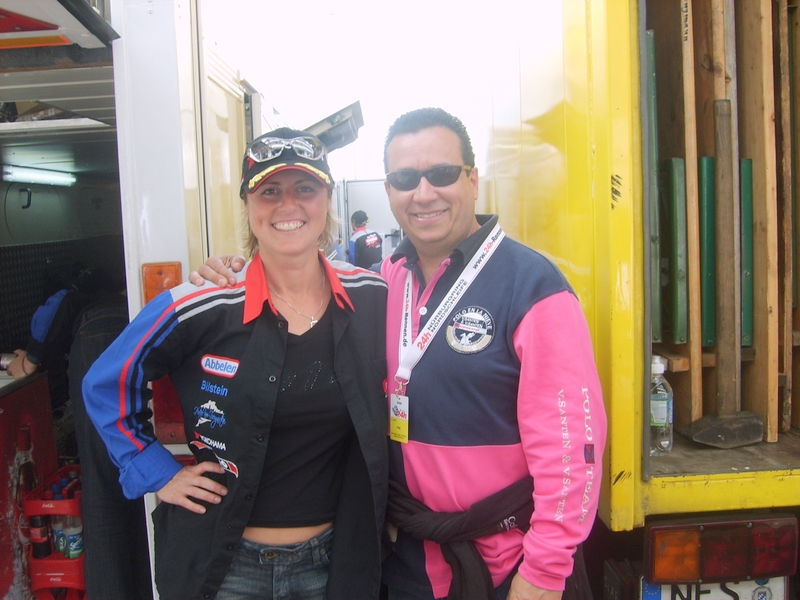 Nuestra buena amiga Sabine Schmidt y JK, Sabine es piloto del Frikadelli Porsche que termino tercero absoluto.