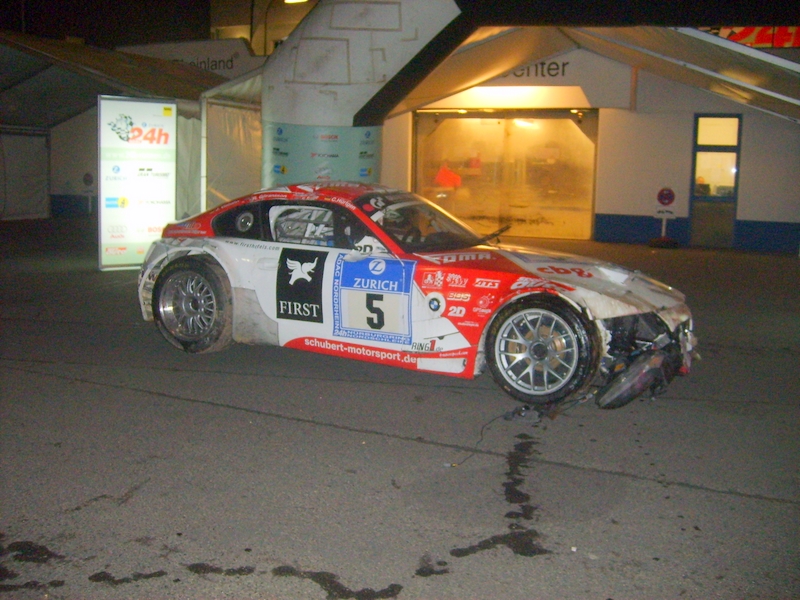 El Z4 de Claudia Hurtgen, producto de la noche y neblina, iba de tercero absoluto, dio 3 vueltas en la pista.